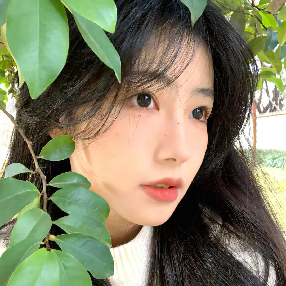 与一位女士合影